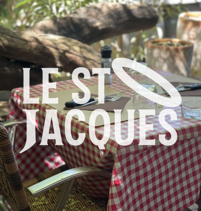 Déjeuner en terrasse au cœur de Saint-Félix-de-Lodez